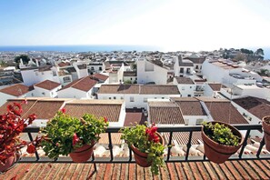 Basic-Zimmer, Meerblick (with terrace) | Blick auf die Stadt