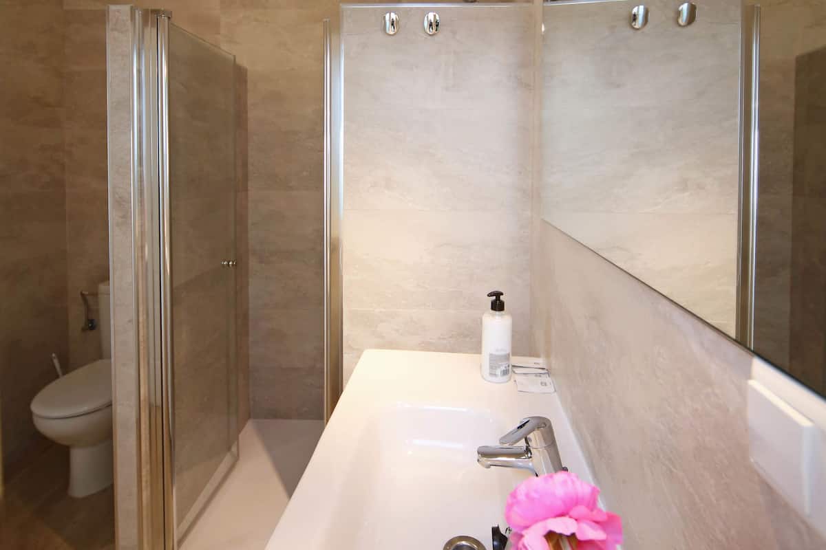 apartment | bathroom | shower, towels