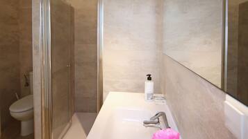 Appartement | Badkamer | Een douche, handdoeken
