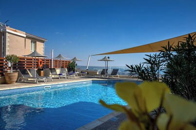 Hill View Restaurant & Apartments