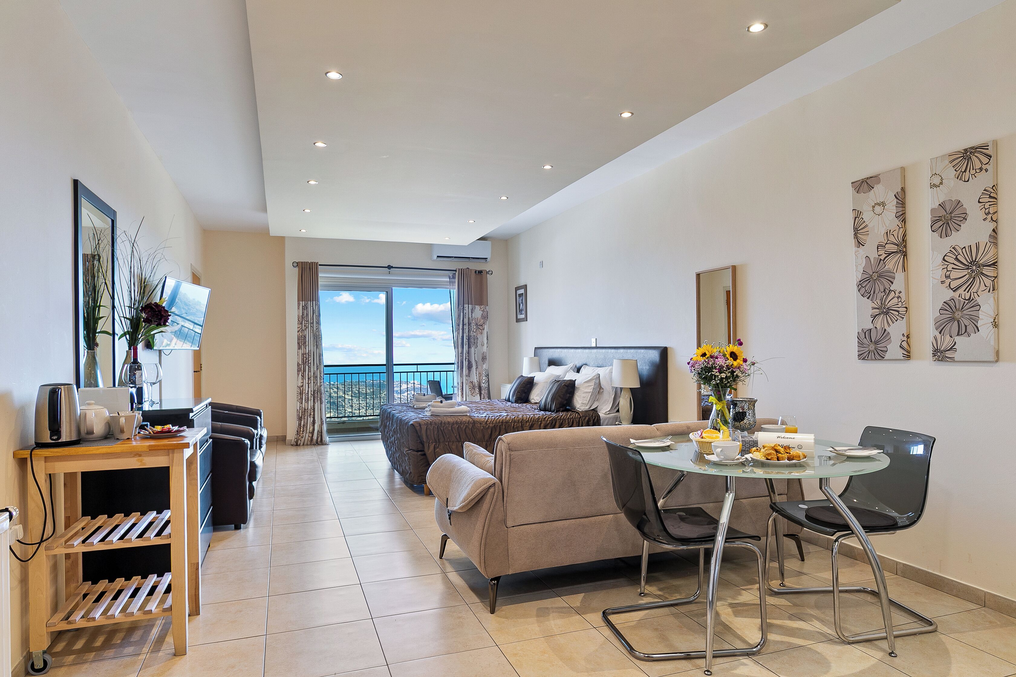 Panoramic Studio Suite | In-room safe, desk, soundproofing, iron/ironing board