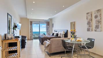 Panoramic Studio Suite | In-room safe, desk, soundproofing, iron/ironing board