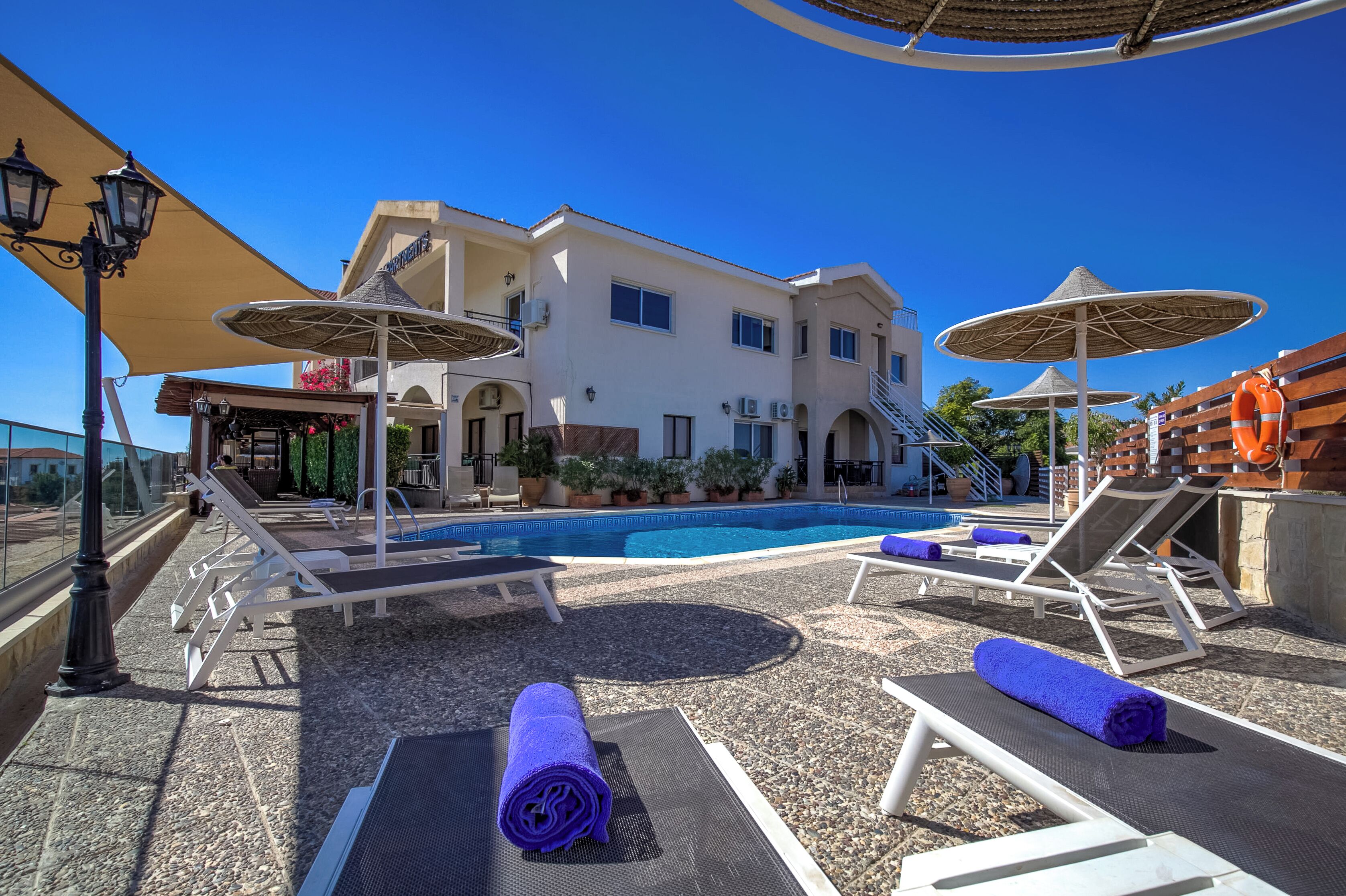 Una piscina al aire libre de temporada