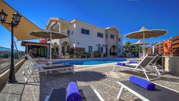 Hồ bơi ngoài trời phục vụ theo mùa