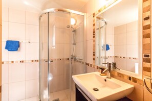 Panoramic Studio Suite | Bathroom - Hill View Restaurant & Apartments (Pissouri)
