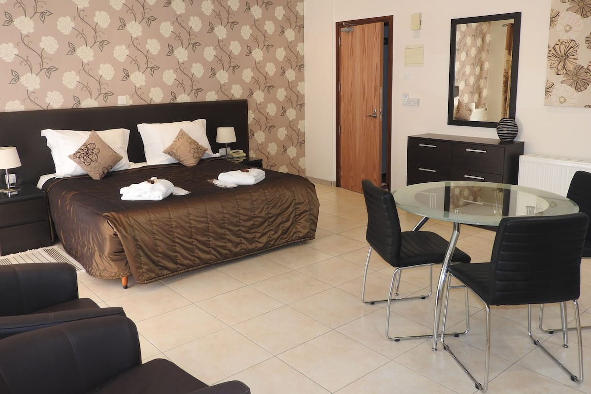 1 bedroom, in-room safe, desk, soundproofing