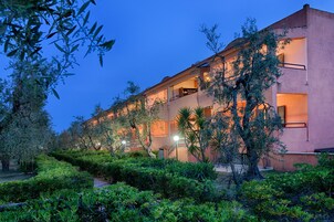 Fachada de la propiedad por la tarde o noche