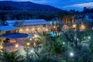 Una piscina al aire libre de temporada, sombrillas