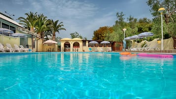 Piscina stagionale all'aperto, ombrelloni da piscina, lettini