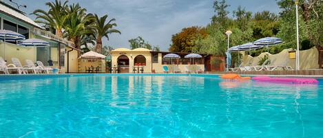 Piscine extérieure (ouverte en saison), parasols de plage