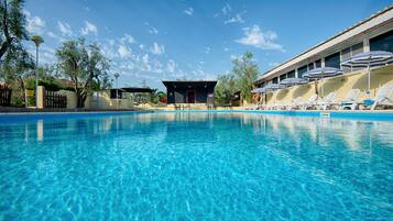 Piscina externa sazonal, funciona das 8h às 19h30, guarda-sóis