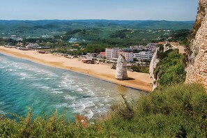Beach nearby, beach bar