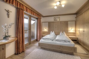 Dobbeltrom, fjellutsikt | Safe på rommet, skrivebord, barnesenger og ekstrasenger (mot et tillegg)