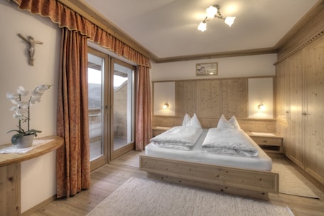 Double Room, Mountain View | In-room safe, desk, cribs/infant beds, rollaway beds