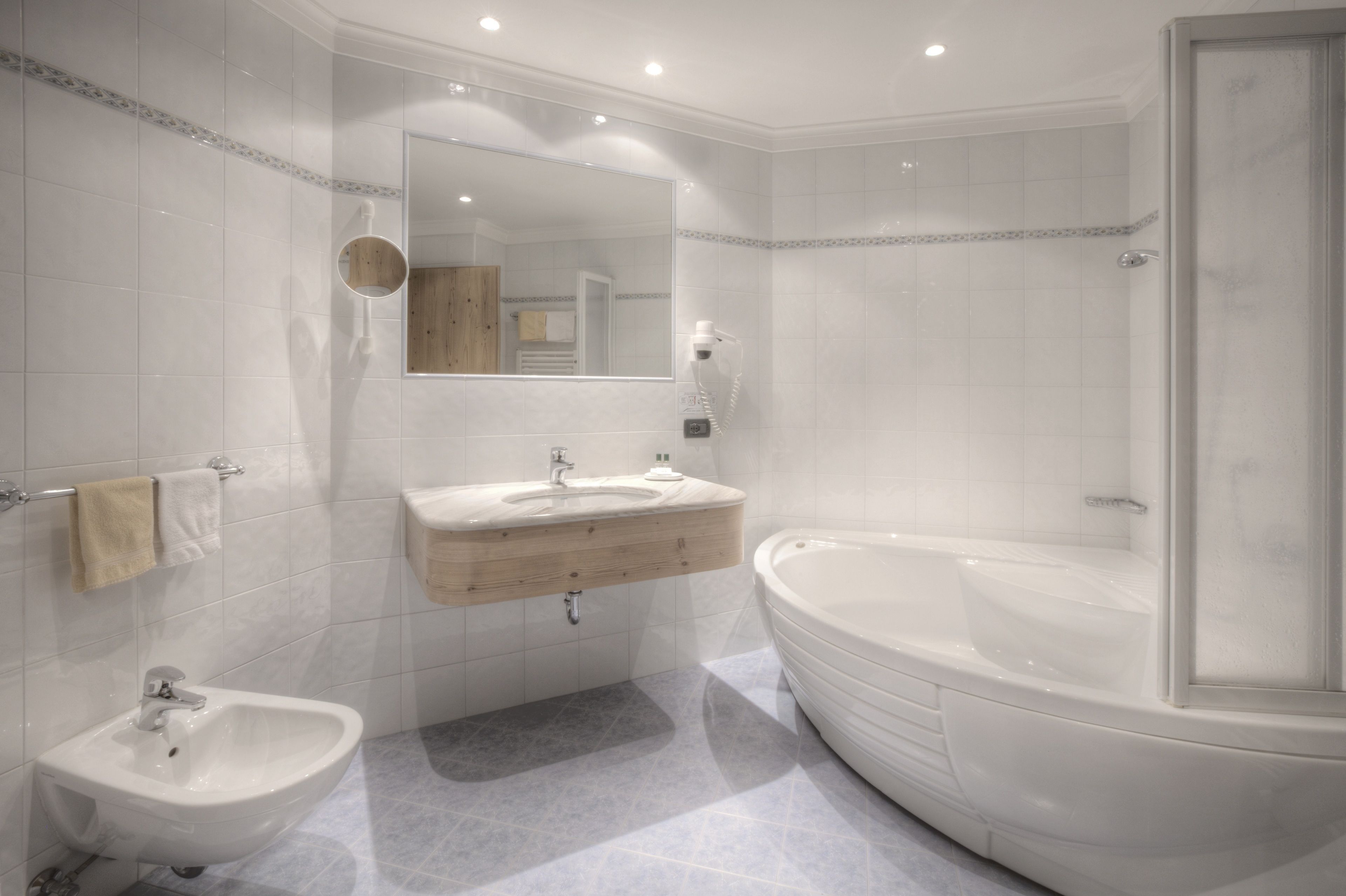 double room | bathroom | free toiletries, hair dryer, bidet, towels