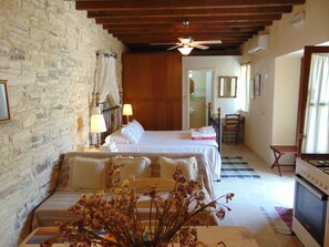 Studio traditionnel | Coffre-fort, décor unique, ameublement unique, bureau