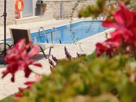 Piscina externa, guarda-sóis, espreguiçadeiras