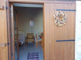 Apartamento família | Área de estar | TV LCD