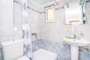 Dusj, toalettartikler (inkludert), hårføner og badekåper