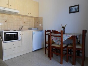 Kühlschrank, Herdplatte, Wasserkocher mit Kaffee-/Teezubehör