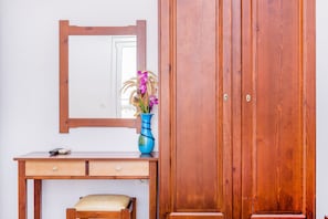 In-room safe, blackout drapes, soundproofing, iron/ironing board - Kalyves Bay (Apokoronas)