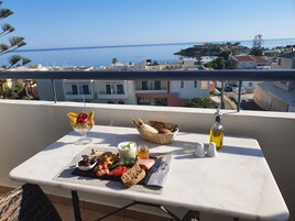 Dúplex Deluxe, vistas parciales al mar | Caja fuerte, cortinas opacas, sistema de insonorización
