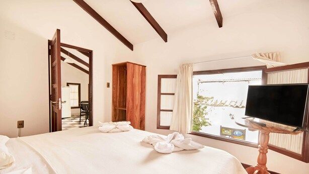 Standard Apartment, 1 King Bed, Kitchenette | In-room safe, WiFi, individually decorated, individually furnished - CasArte Takubamba - B&B (Sucre)