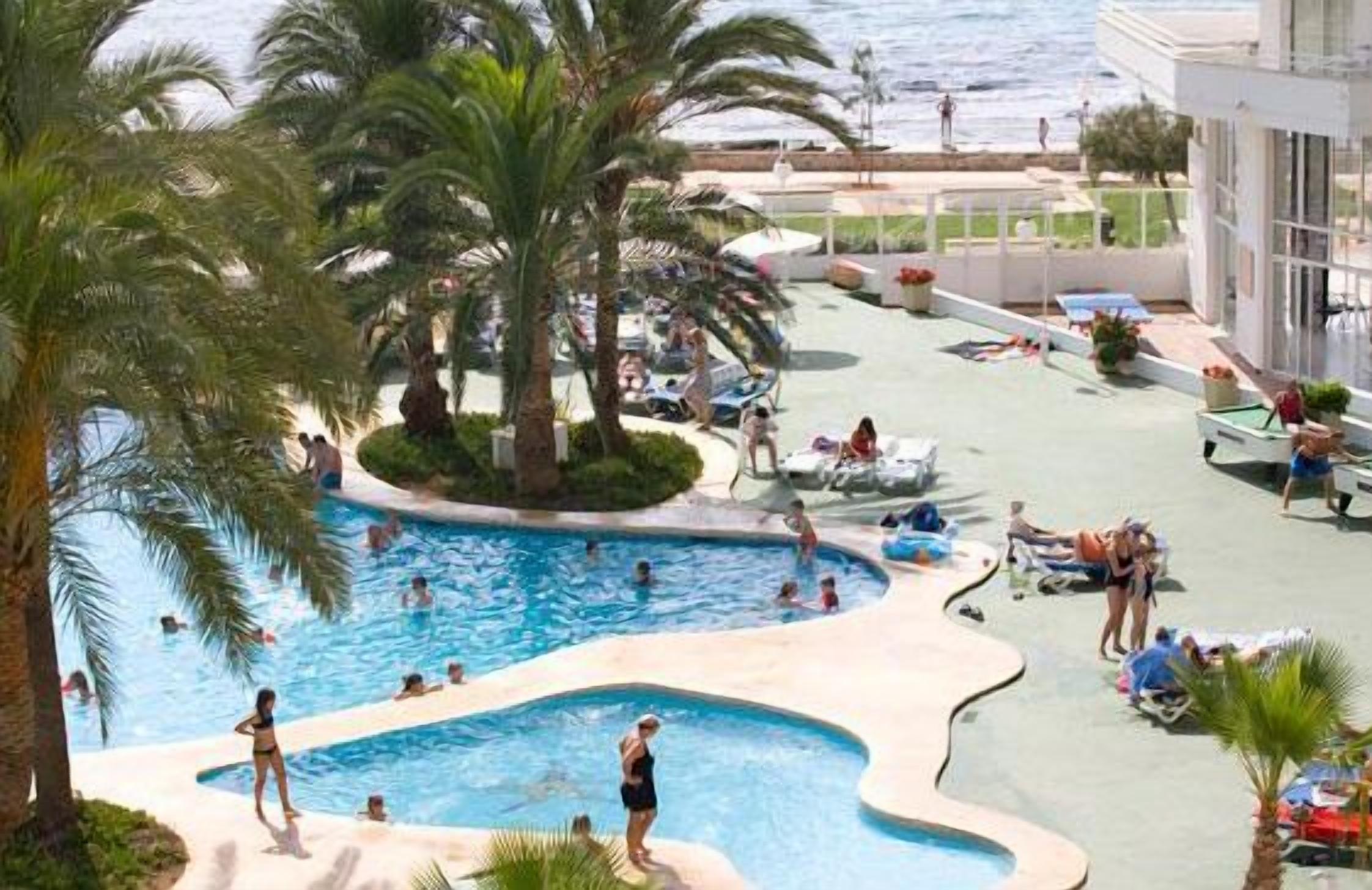 Utendørsbasseng, bassengparasoller og solsenger