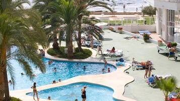 Una piscina al aire libre (de 10:00 a 18:00), sombrillas, tumbonas