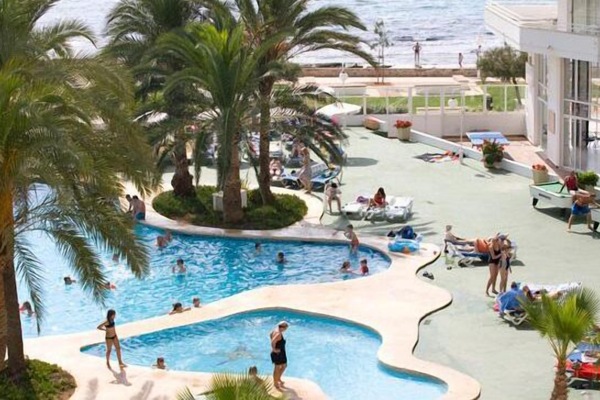 Una piscina al aire libre (de 10:00 a 18:00), sombrillas, tumbonas