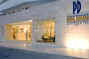 Exterior de un edificio con un letrero que dice 'Playa Dorada Apart Hotel'.