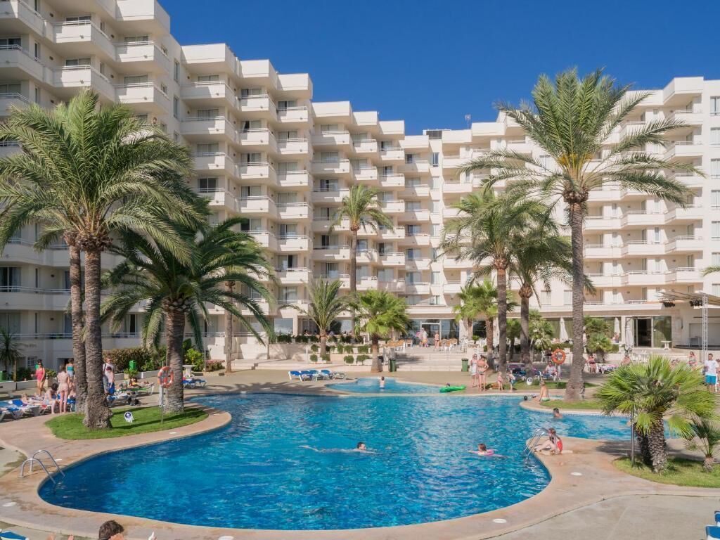 Piscine extérieure, parasols de plage, chaises longues