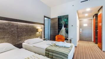 Quarto família, 2 quartos | Frigobar, cofres nos quartos, escrivaninha