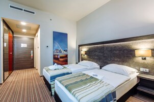 Minibar, caja de seguridad en la habitación y escritorio