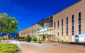 住宿正面 - 傍晚/夜晚