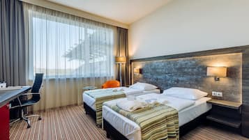 Superior-Zweibettzimmer (with Stadium View) | Minibar, Zimmersafe, Schreibtisch, laptopgeeigneter Arbeitsplatz