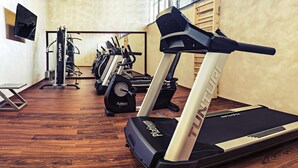 A gym with treadmills, stationary bikes, and weight machines. - ETO Park Hotel Business & Stadium (Gyor)