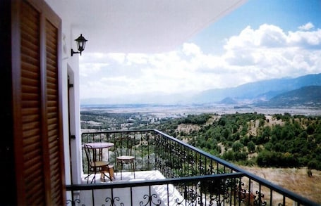 Terrace/patio. Guesthouse Arsenis