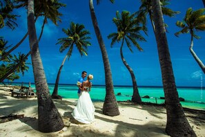 Beach nearby, white sand, free beach cabanas, sun-loungers - Stingray Beach Inn (Maafushi)