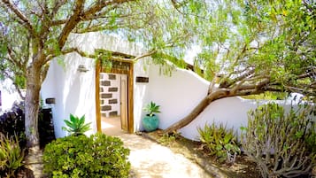 Villa, 2 Bedrooms | Individually decorated, individually furnished, desk, iron/ironing board