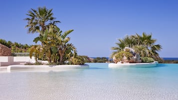 Piscine extérieure, cabanons gratuits, parasols de plage