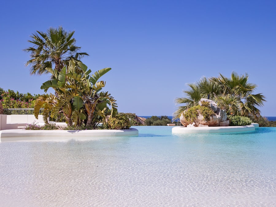 Piscina externa, barracas de cortesia, guarda-sóis