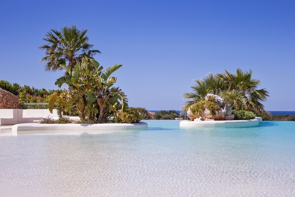 Una piscina al aire libre, cabañas de piscina gratuitas, sombrillas