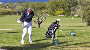 Un campo de golf con vista despejada al océano.