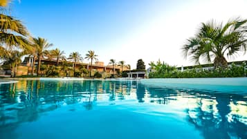 Una piscina al aire libre, cabañas de piscina gratuitas, sombrillas