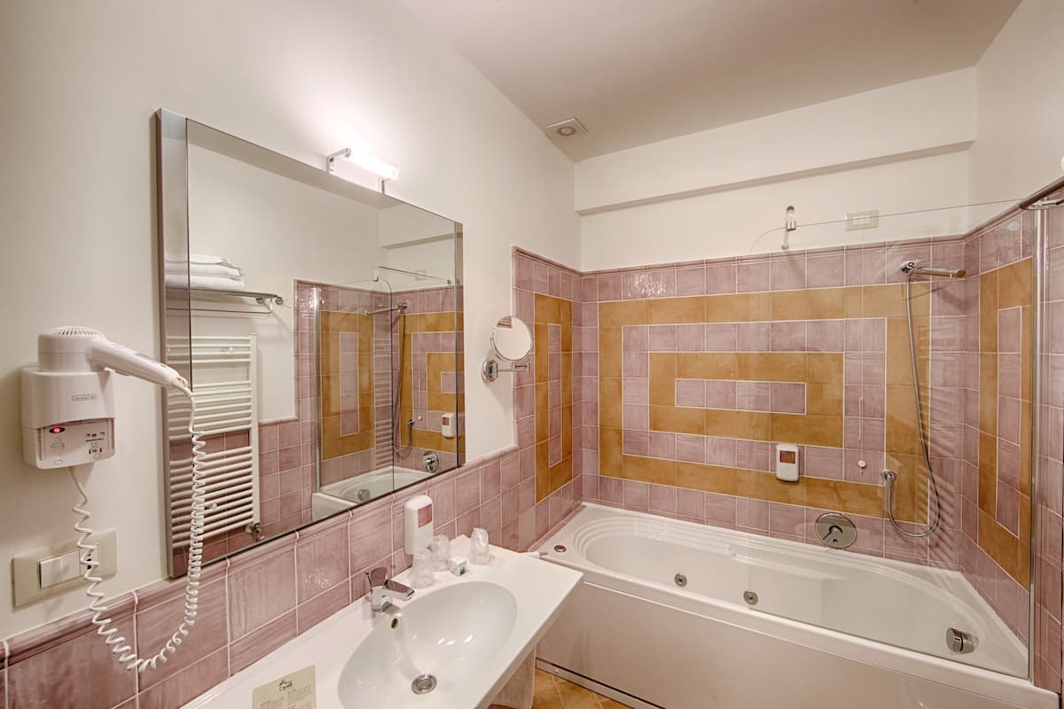 deluxe double or twin room, jetted tub | bathroom | shower, free toiletries, hair dryer, bidet