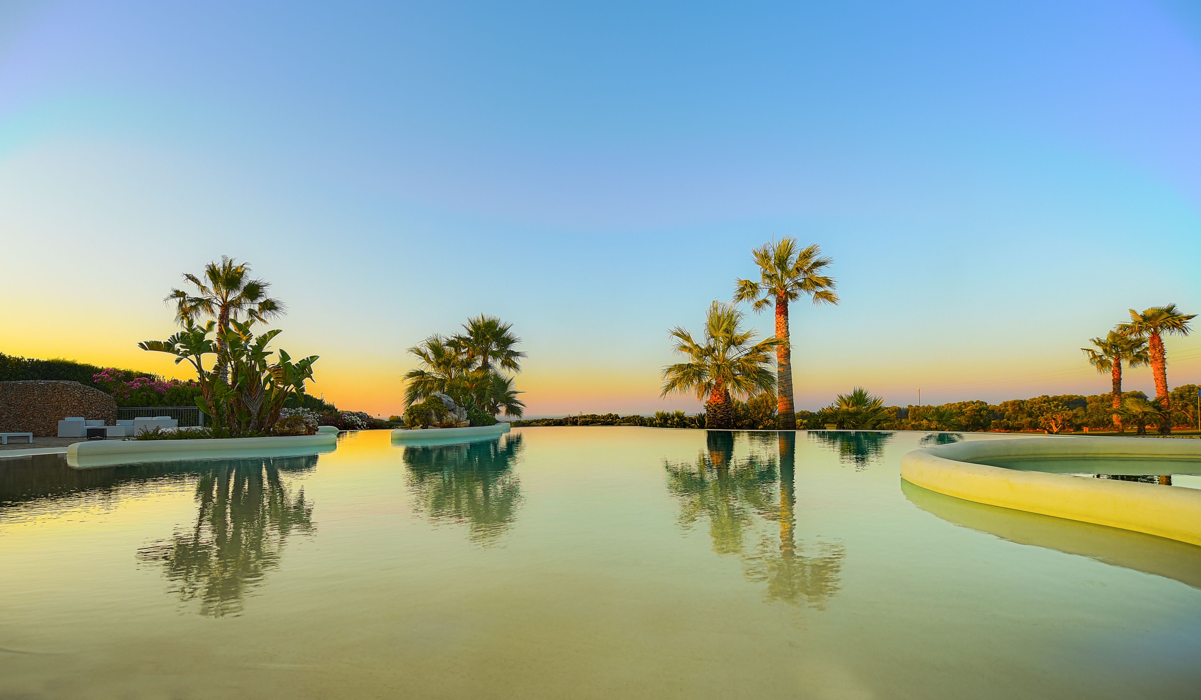 Una piscina al aire libre, cabañas de piscina gratuitas, sombrillas