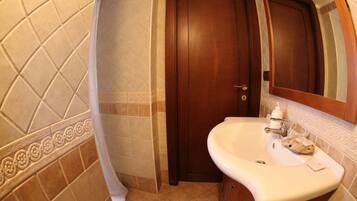 Shower, free toiletries, hair dryer