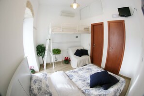 Chambre Deluxe Double ou avec lits jumeaux, balcon | Articles gratuits dans le mini-bar, rideaux occultants