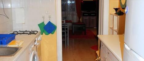 ثلاجة، ميكروويف، موقد طهي مسطح، غلّاية كهربائية